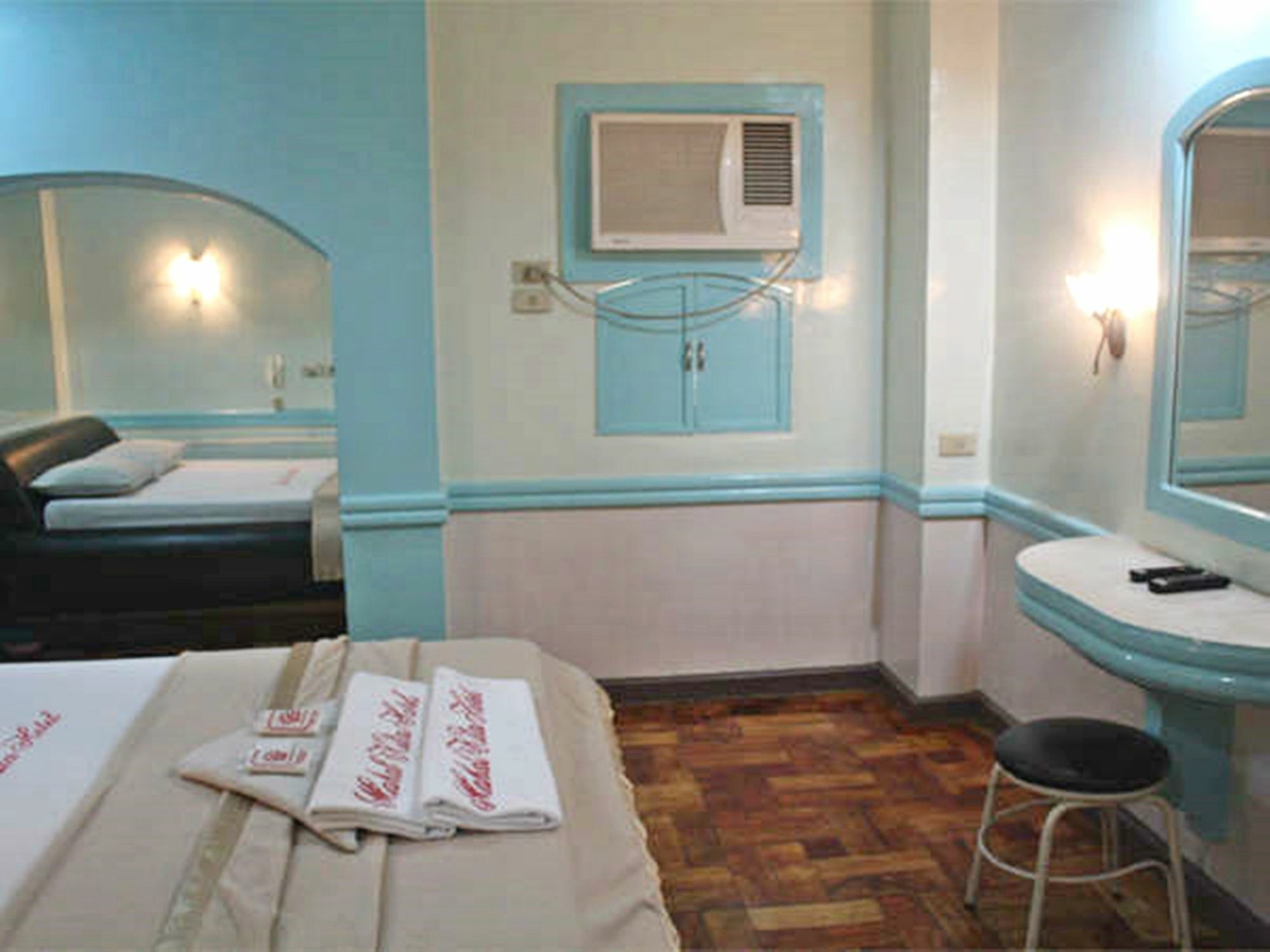 Mahal Kita Drive Inn Pasay Exteriör bild
